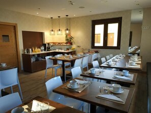 Daily continental breakfast for a fee - Hotel Rural Oasibeth (Fromista)