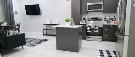 Réfrigérateur, micro-ondes, four, plaque de cuisson