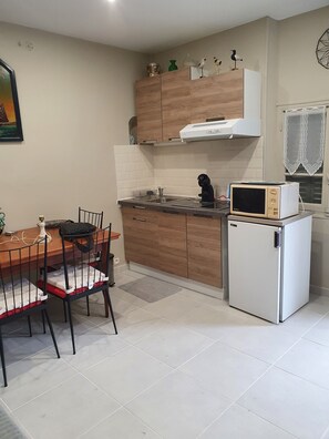 Een koelkast, een microgolfoven, een kookplaat