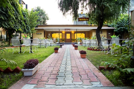 Garden. Clarks Inn Dudhwa