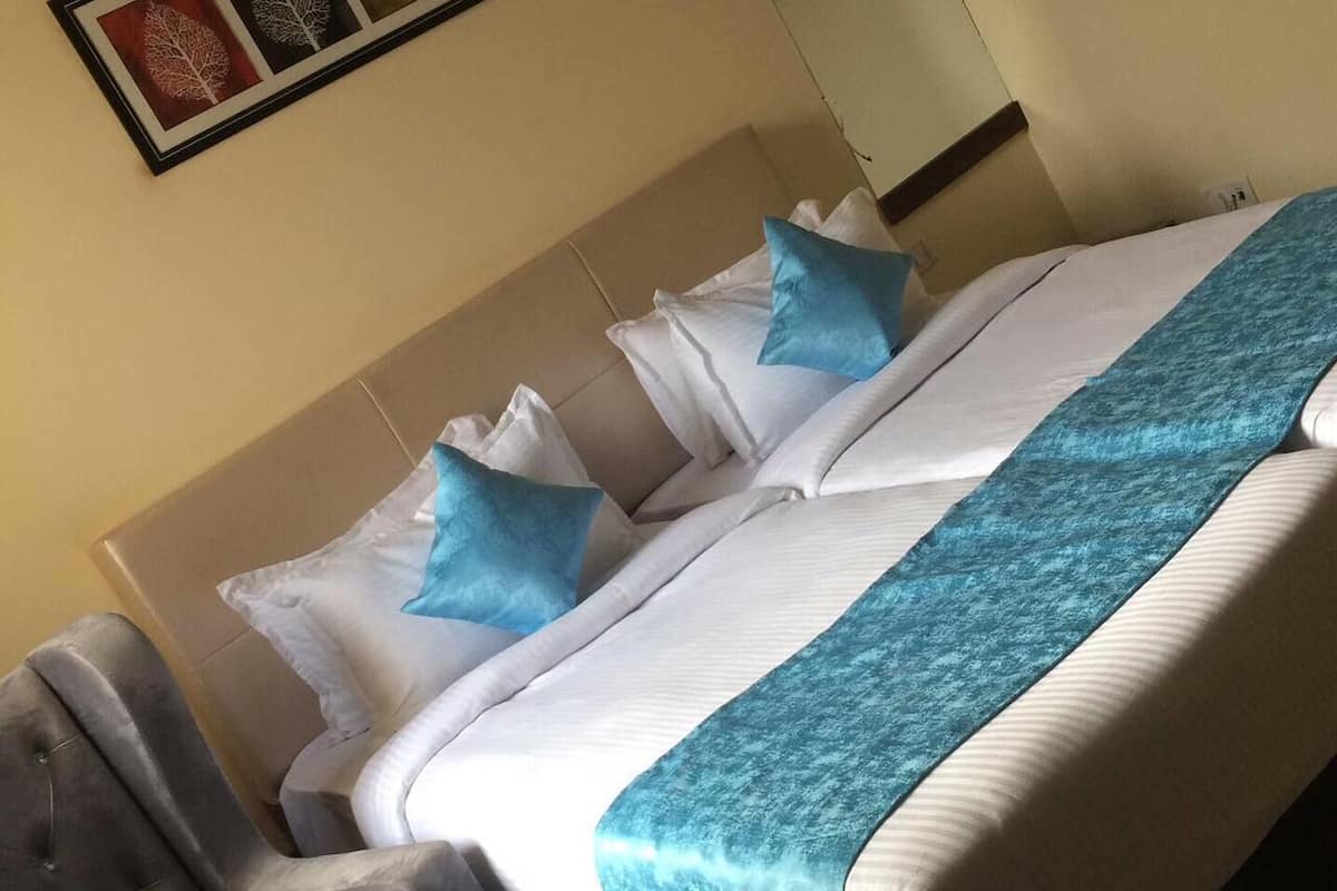 Habitación Deluxe doble | Ropa de cama de alta calidad, caja fuerte, escritorio y wifi gratis