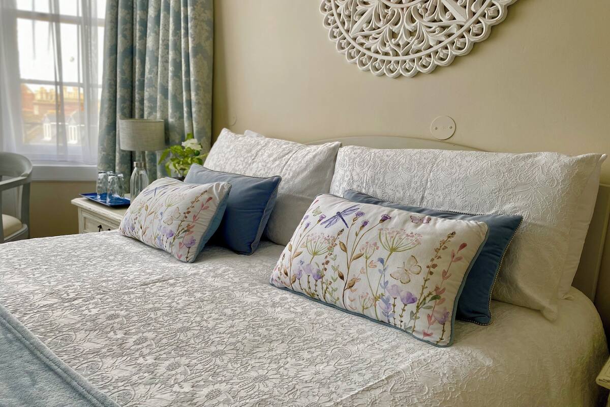 Deluxe Double Room, Ensuite | Premium bedding, memory foam beds, blackout drapes, iron/ironing board