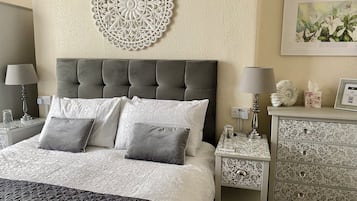 Phòng đôi Superior, có phòng tắm riêng (1st Floor) | Bộ đồ giường cao cấp, nệm cao su hoạt tính (memory foam)