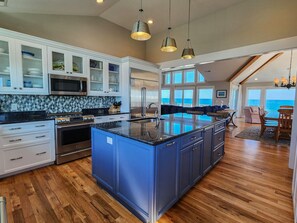 冰箱、微波炉、烤箱、炉灶