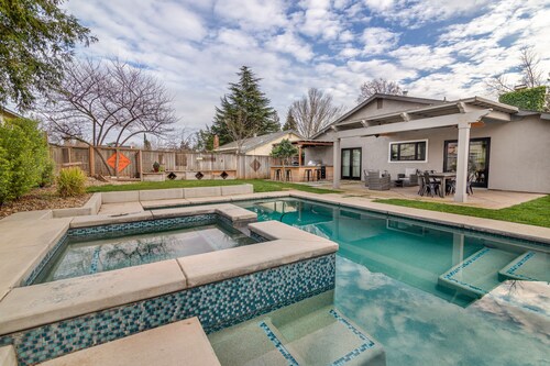 Comfy House W/ Big Pool / hot tub !!!