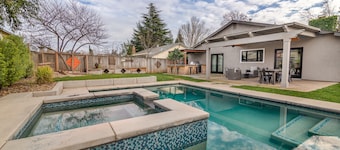 Comfy House W/ Big Pool / hot tub !!!