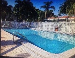 Een buitenzwembad, een verwarmd zwembad