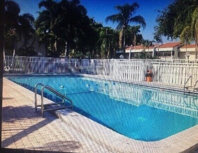 Kozy and Charming Private Room in Townhouse with a gym and pool