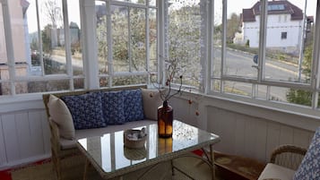 Smart-TV, Kamin, Bücher