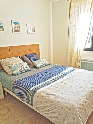 4 slaapkamers, een bureau, een strijkplank/strijkijzer, gratis wifi