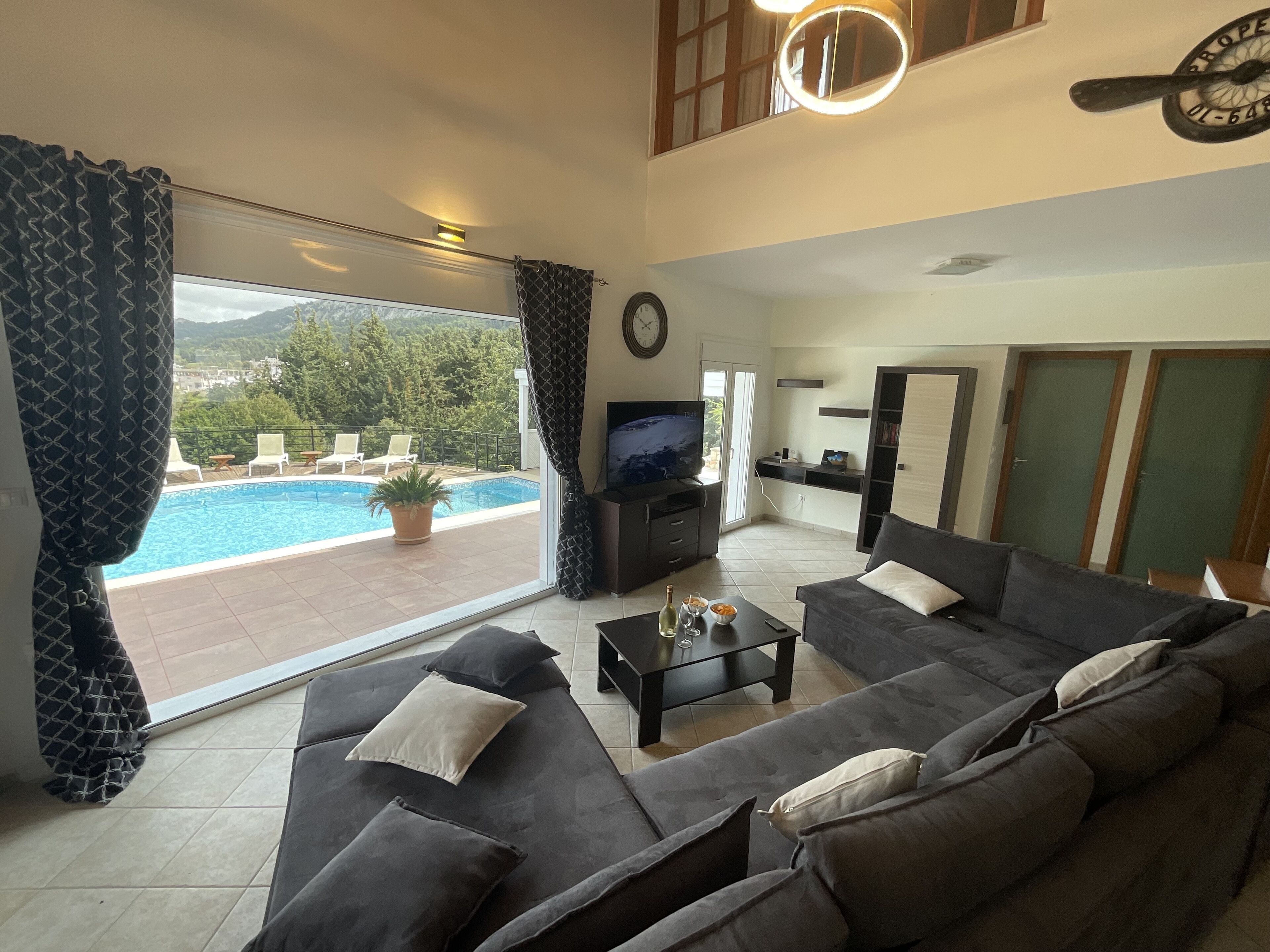 スマートテレビ、暖炉、卓球台