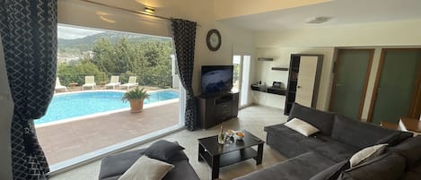 Een smart-tv, een open haard en een tafeltennistafel