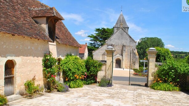 A courtyard with a stone pathway leading to a church with a cross on top. - Spacious Historic Presbytery, Sleeps 15, Garden, WiFi, Near Châteaux & La Roche-Posay (Bossay-sur-Claise)