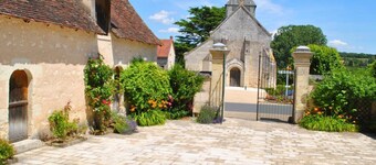 Spacious Historic Presbytery, Sleeps 15, Garden, WiFi, Near Châteaux & La Roche-Posay