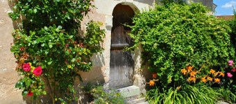 Spacious Historic Presbytery, Sleeps 15, Garden, WiFi, Near Châteaux & La Roche-Posay