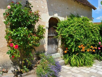 Spacious Historic Presbytery, Sleeps 15, Garden, WiFi, Near Châteaux & La Roche-Posay
