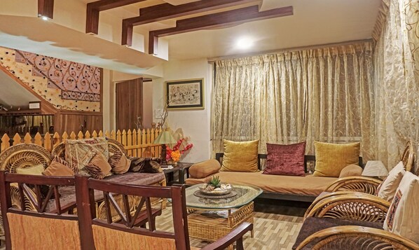Lobby sitting area - Treebo Excellent Home (Pune)