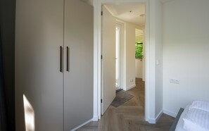 2 bedrooms, iron/ironing board, Internet, bed sheets - Het Ongerepte 18 bungalow with privacy near beach (Renesse)