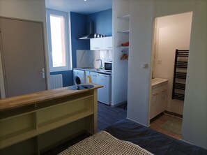 1 quarto, ferros/tábuas de passar roupa, berço de viagem