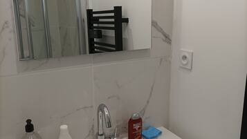 Een douche, een haardroger, handdoeken, zeep