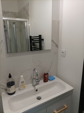 Chuveiro, secador de cabelo, toalhas de banho, sabonete