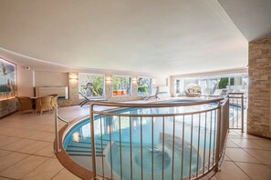 Piscina coperta, una piscina riscaldata