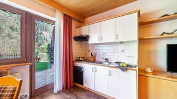 Kühlschrank, Mikrowelle, Herdplatte, Geschirrspüler