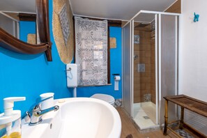 Ducha, artículos de higiene personal gratuitos y secador de pelo