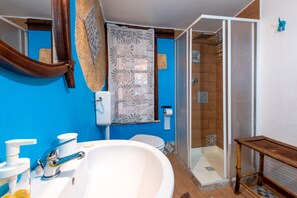 Shower, free toiletries, hair dryer, towels - Villa "Ina" with Sea View, Shared Pool and Wi-Fi (Cinisi)