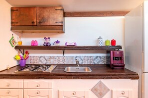 Een koelkast, een kookplaat, een koffiezetapparaat/waterkoker