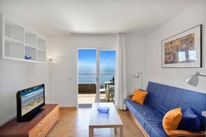 TV - Apartment 'Costa Isora Frontline ' with Sea View, Shared Pool & Wi-Fi (guia de isora)