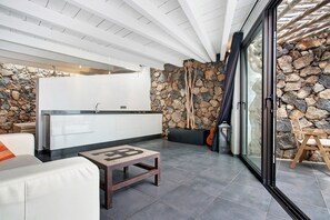 Stereo - 'La Bodeguita House' with Sea View, Private Terrace and Wi-Fi (Haría)