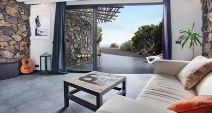 'La Bodeguita House' with Sea View, Private Terrace and Wi-Fi