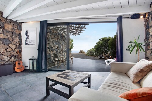 'La Bodeguita House' with Sea View, Private Terrace and Wi-Fi