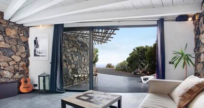 'La Bodeguita House' with Sea View, Private Terrace and Wi-Fi