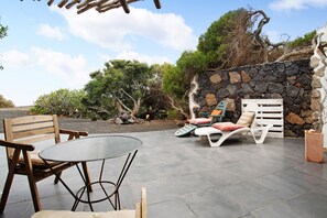 Outdoor dining - 'La Bodeguita House' with Sea View, Private Terrace and Wi-Fi (Haría)