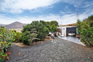 Property grounds - 'La Bodeguita House' with Sea Views, Private Terrace and Wi-Fi (Haría)