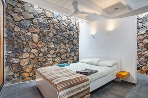 1 bedroom, free WiFi, bed sheets - 'La Bodeguita House' with Sea View, Private Terrace and Wi-Fi (Haría)