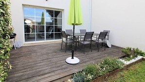Outdoor dining - Modern house in Saint-Pierre-d'Oléron with garden, near port and beaches, sleeps 4 (Saint-Pierre-d'Oléron)
