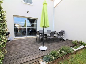 Outdoor dining - Modern house in Saint-Pierre-d'Oléron with garden, near port and beaches, sleeps 4 (Saint-Pierre-d'Oléron)