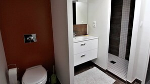 Bathroom - Modern house in Saint-Pierre-d'Oléron with garden, near port and beaches, sleeps 4 (Saint-Pierre-d'Oléron)