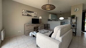 TV - Modern house in Saint-Pierre-d'Oléron with garden, near port and beaches, sleeps 4 (Saint-Pierre-d'Oléron)