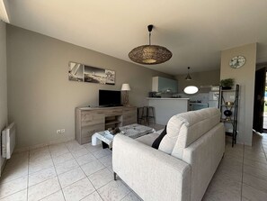 TV - Modern house in Saint-Pierre-d'Oléron with garden, near port and beaches, sleeps 4 (Saint-Pierre-d'Oléron)