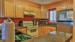 Frigorifero, microonde, forno, piano cottura