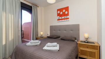 3 slaapkamers, een strijkplank/strijkijzer, gratis wifi, beddengoed