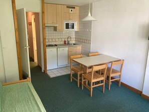 Fridge, oven, dishwasher, coffee/tea maker - Comfortable studio in Tignes for 4 people with kitchenette (Tignes-Le Lavachet)