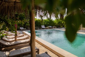 2 outdoor pools, pool umbrellas, pool loungers - PILI PILI UHURU (Jambiani)