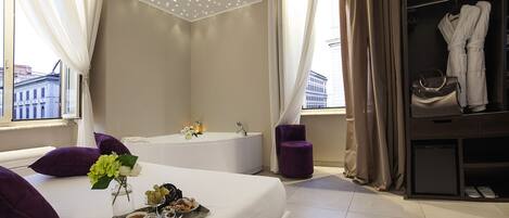 Habitación doble clásica | Ropa de cama de alta calidad, edredón y minibar