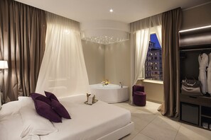 Habitación clásica doble | Ropa de cama de alta calidad, edredones de plumas, minibar y caja fuerte