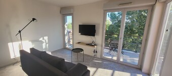 Beautiful contemporary apartment close to amenities